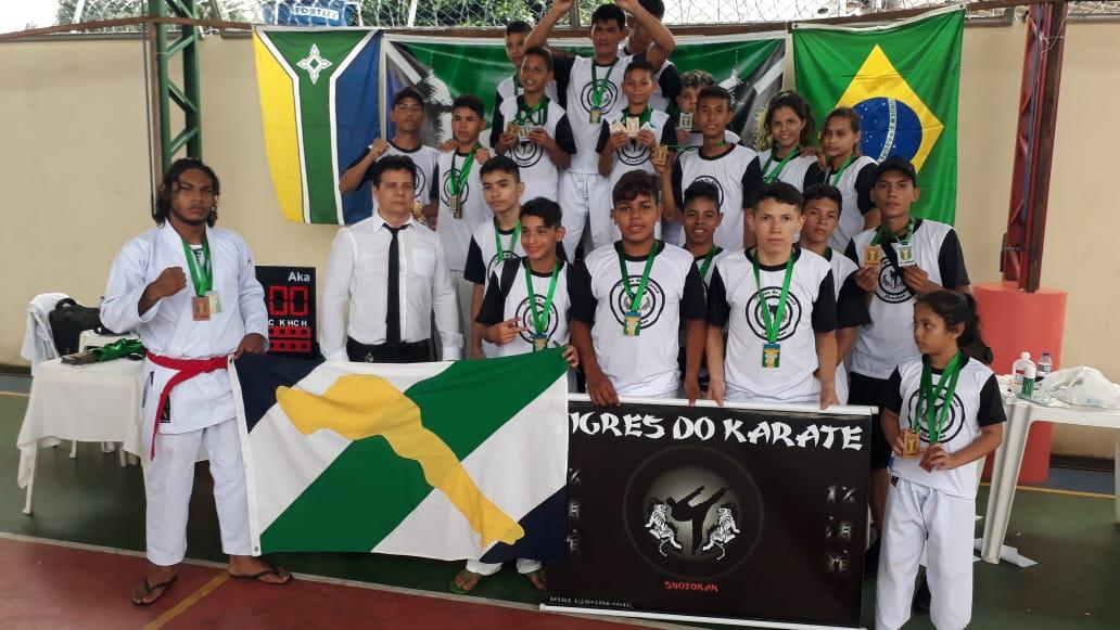 Delegação de Laranjal do Jari conquista vinte e três medalhas no campeonato estadual de Karatê.